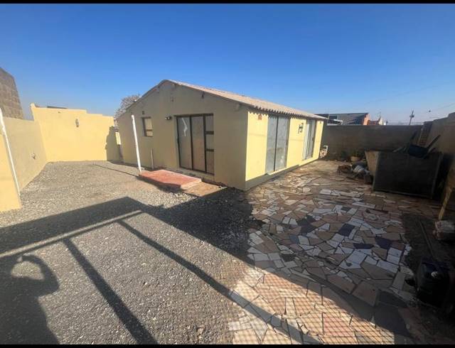 2 BEDROOM HOUSE FOR SALE IN MEADOWLANDS ZONE 3